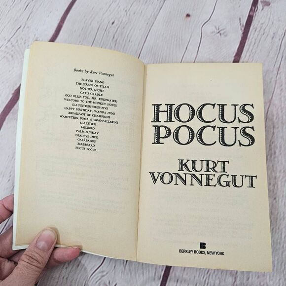 HOCUS POCUS Kurt Vonnegut New York Times Bestseller Paperback Book Comedy Satire - Picture 5 of 6